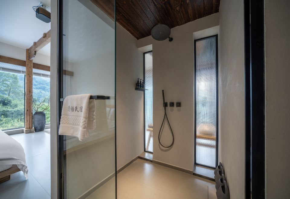 Qingcheng Mountain Qingwu HomestayMi Yue Terrace View Private Hot Spring Projection Double Bed Room (Central Air Conditioning + Whole House Floor Heating)