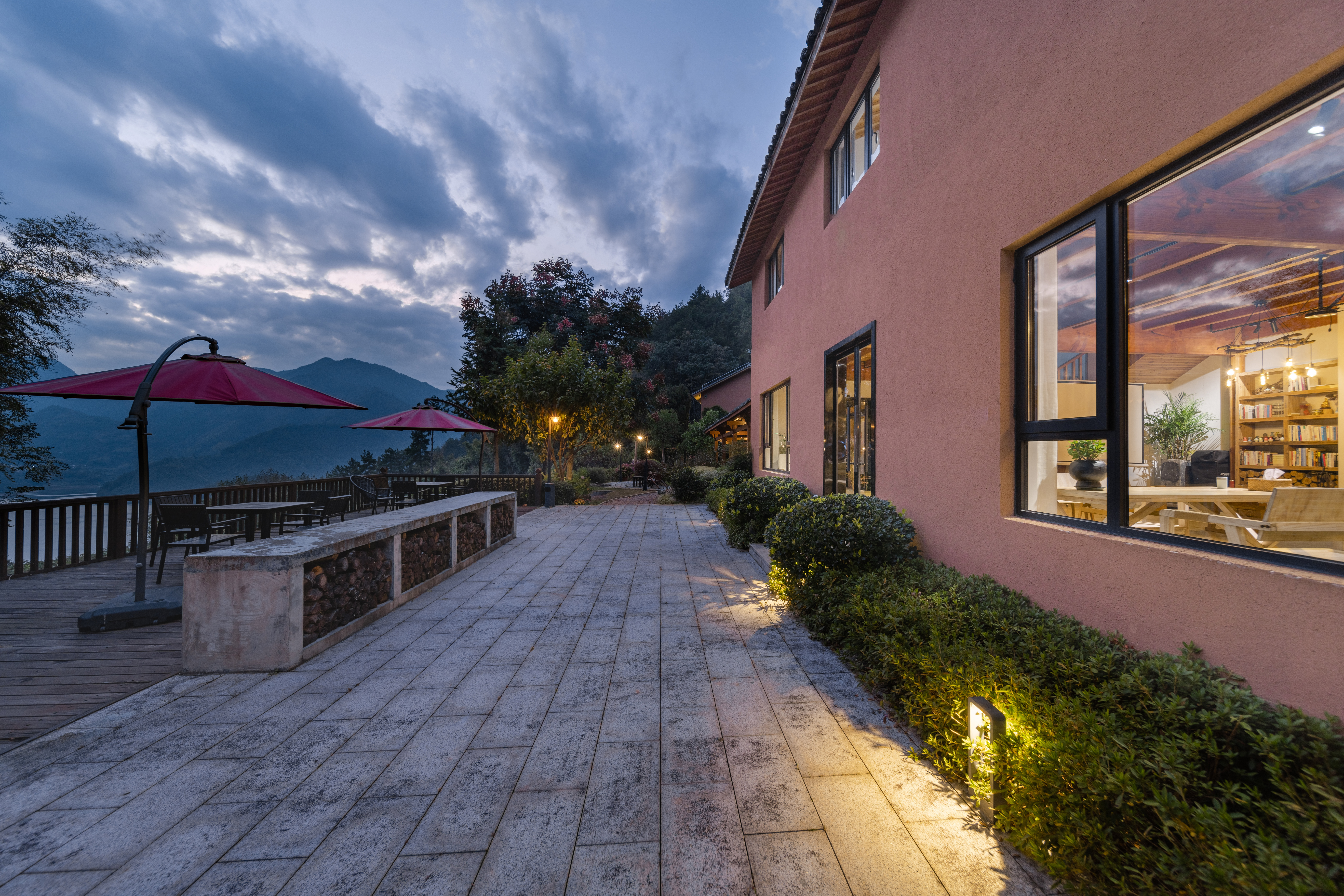 溪云里11房包栋|无边泳池|特色行廊|日光躺椅|休闲酒吧|阳光花园