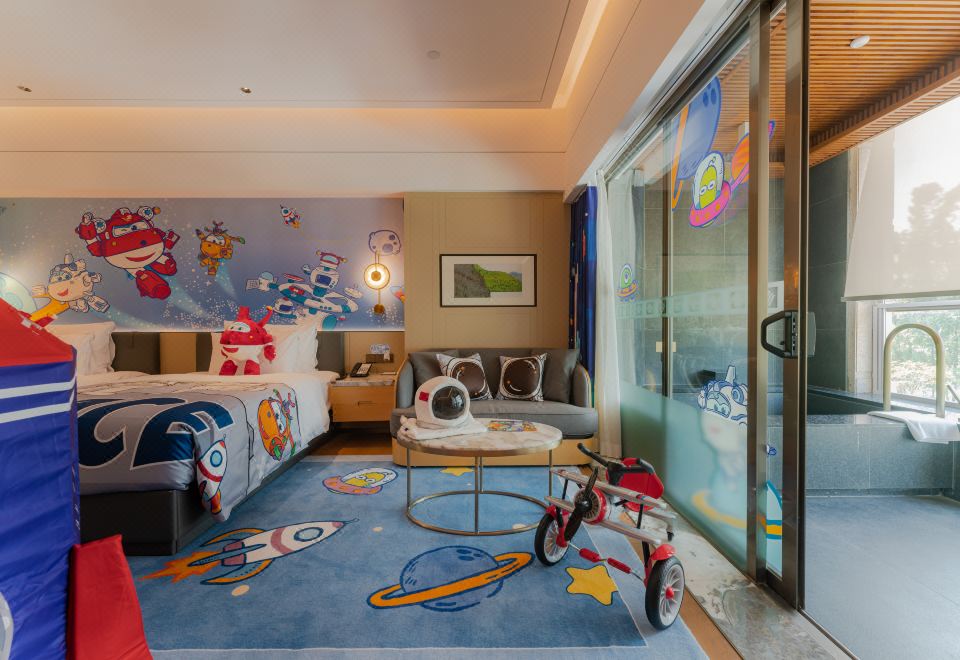 酷芽超級飛俠太空湖景雙床房