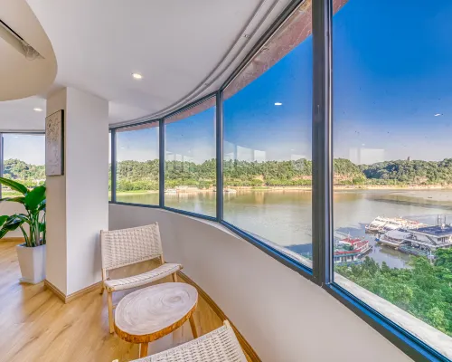 Jiangshang Lingyun · Qingwan Hotel (Zhanggong Bridge Shangzhongshun Gourmet Street) Hotels in Leshan