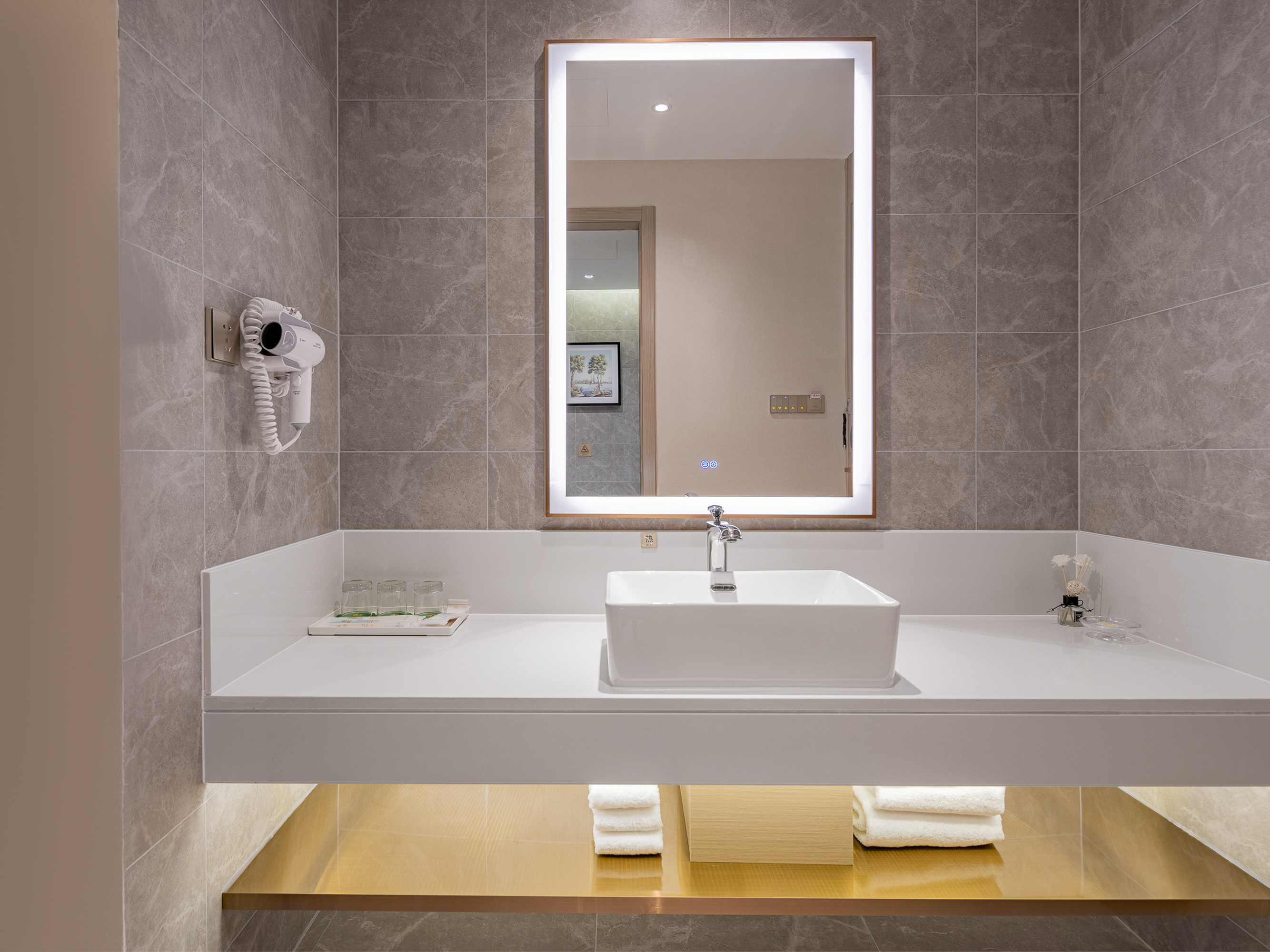 山景大床房（180°觀景.超大床）