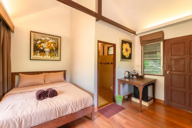 ห้องเตียงคู่พร้อมพัดลมไฟฟ้า