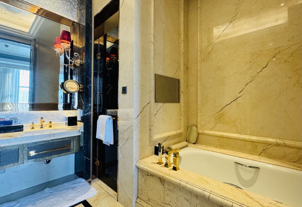 Wanda Realm SipingLady Suite (Separate Living Room + Italian Bath Amenities)