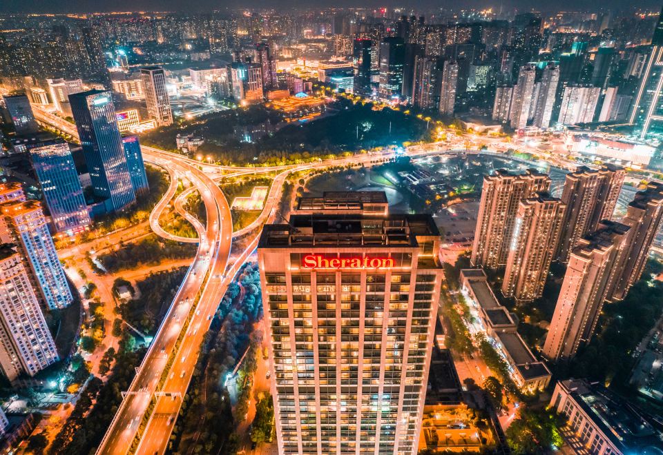 高级豪华大床房「云端俯看繁华+尽享静谧休憩」