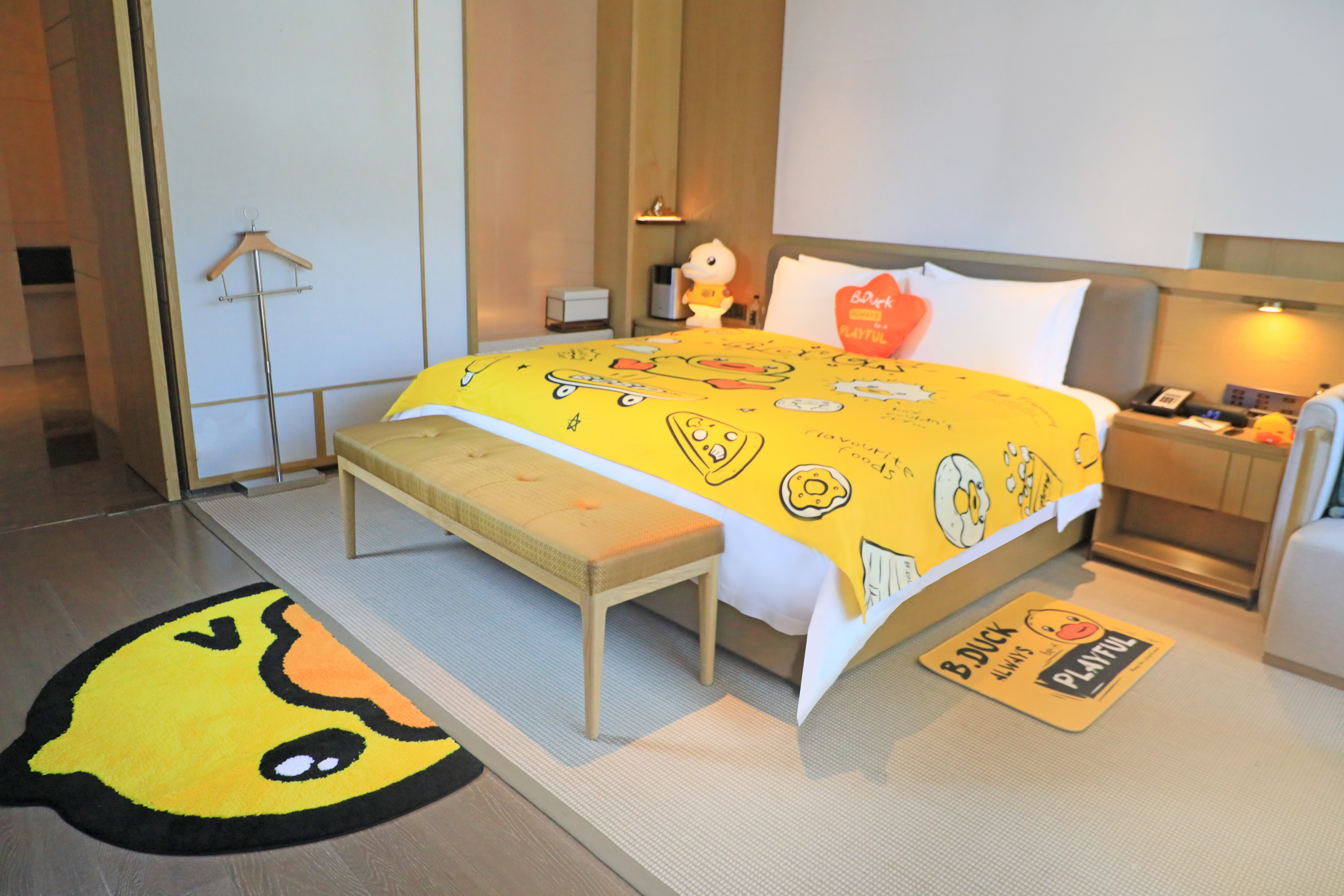 小黄鸭主题湖景套房