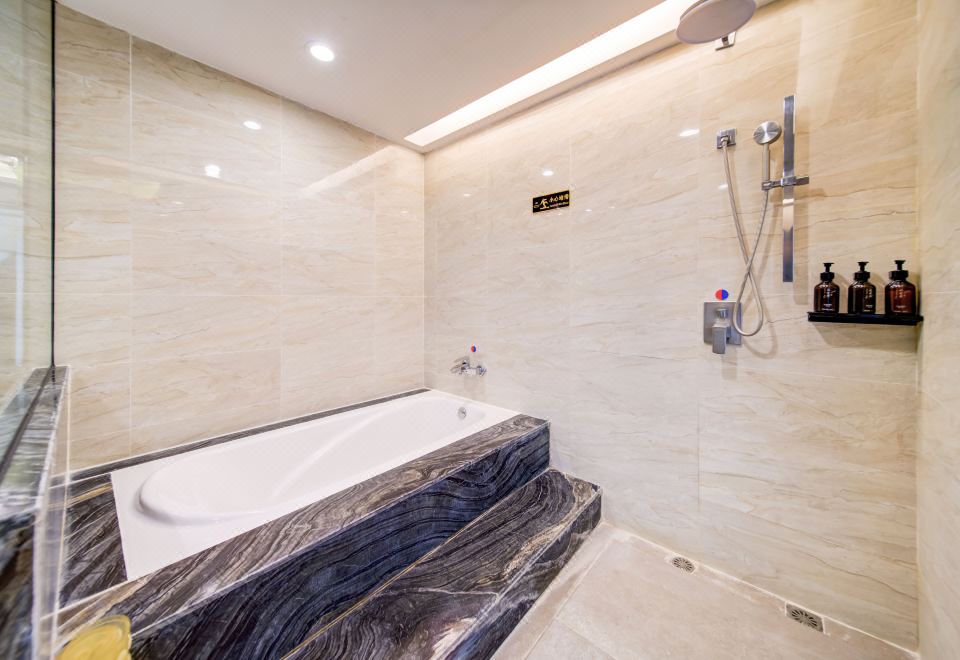 阳光家庭房（浴缸+小冰箱）