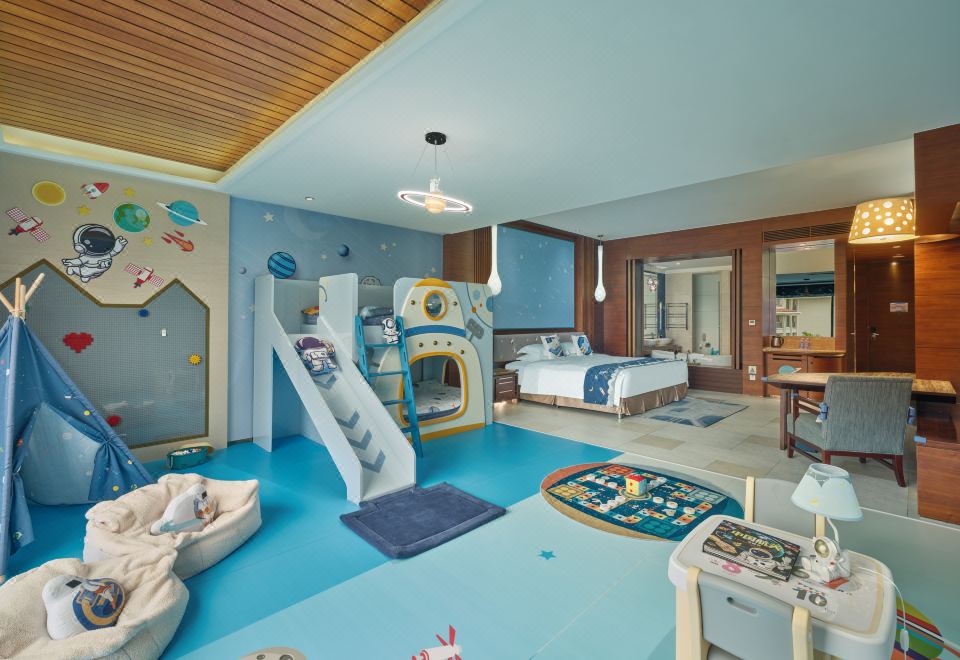 Regal Palace Resort HuidongSpacecraft Deluxe Family Room