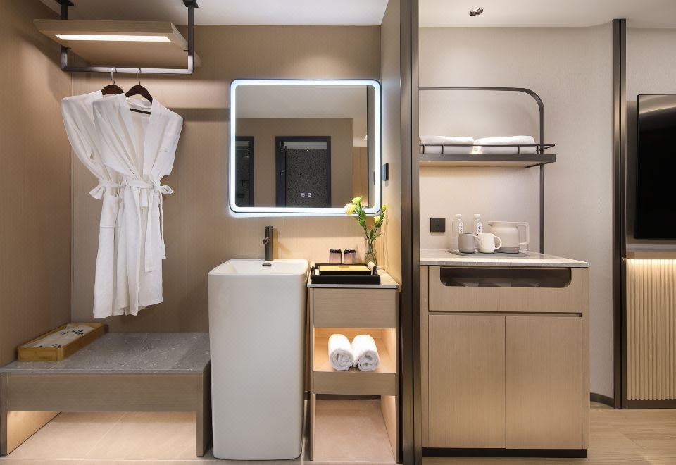 悠享雅居大床房（全屋语音智控+65寸高清投屏电视）