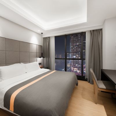 側景大床房「側面觀江丨市井煙火」 重慶假日江景飯店（解放碑洪崖洞店）優惠