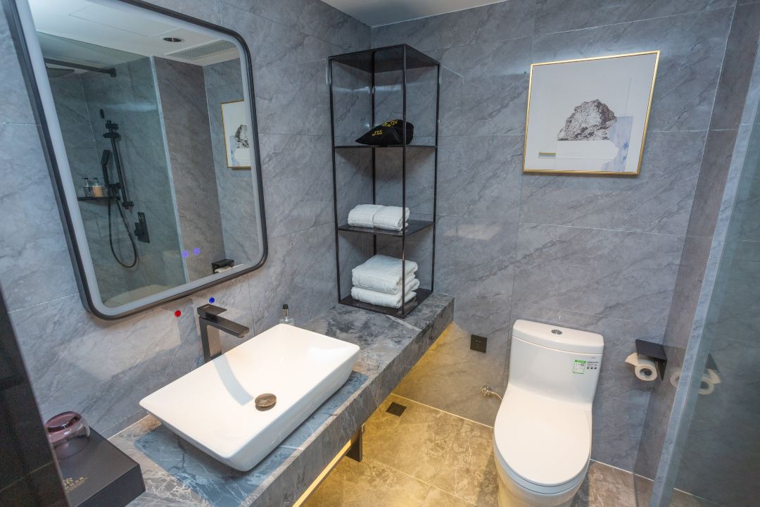 商務大床房（長沙發+辦公桌椅+保險柜）