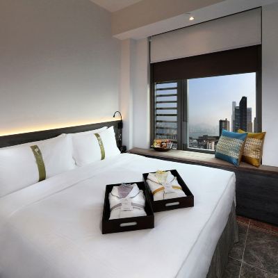 豪華大床客房 （溫馨好眠設計+ 4小時港式下午茶） 香港皇悅卓越飯店（尖沙咀店）優惠