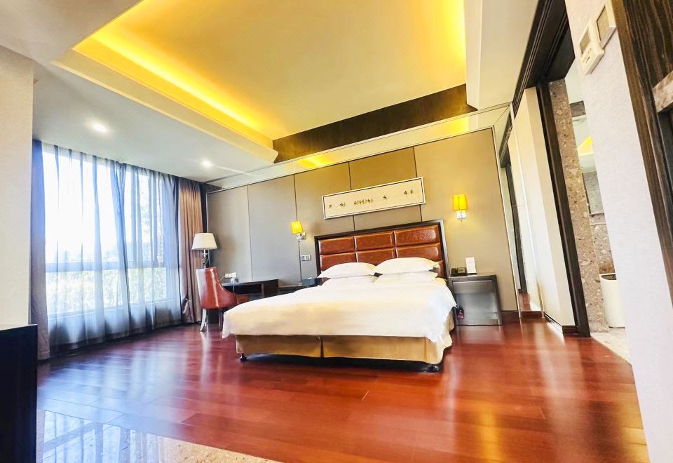 别墅湖景大床房