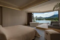 VENTO · Sunlit Golden Peak Lake View Vacation Hotel Hoteles en 