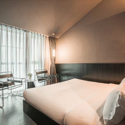 R·高級鎏金大床房（智能投影+110D定製乳膠床墊） 花築奢·Raw酒店（金馬碧雞翠湖昆明店）優惠