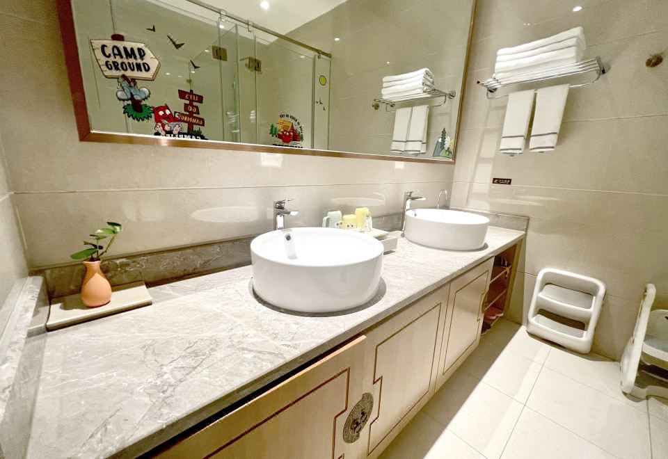 Baihualin Hot Spring Valley HotelLittle Monster Ameng Family Room With Two Double Beds