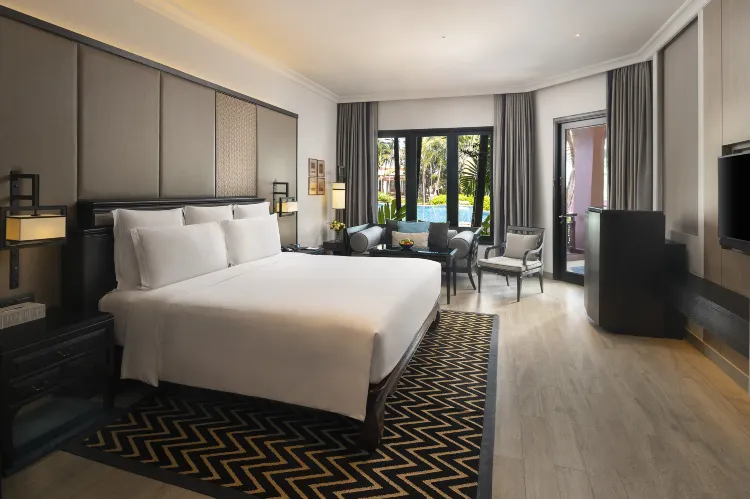 Junior King Suite With Club Access And Pool Access