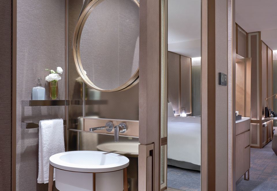 高级豪华大床房-全景落地窗俯瞰城市美景