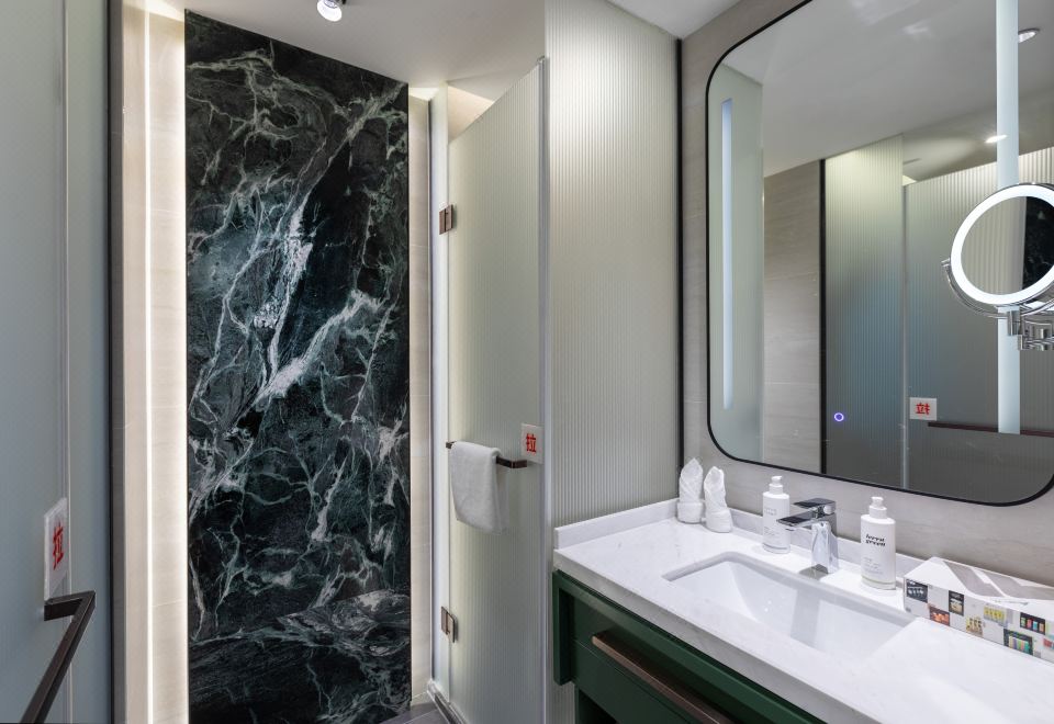 城景雅致大床房（高空景觀+Mini吧+智能語音+美粧鏡）