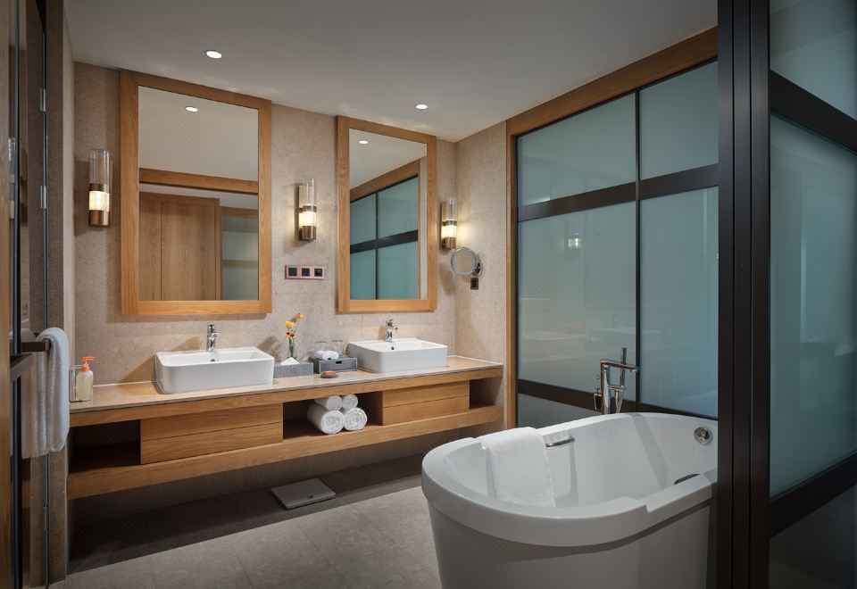 CROWNE PLAZA SHENNONGJIAKing Bed Standard Mountain View Lounge Access