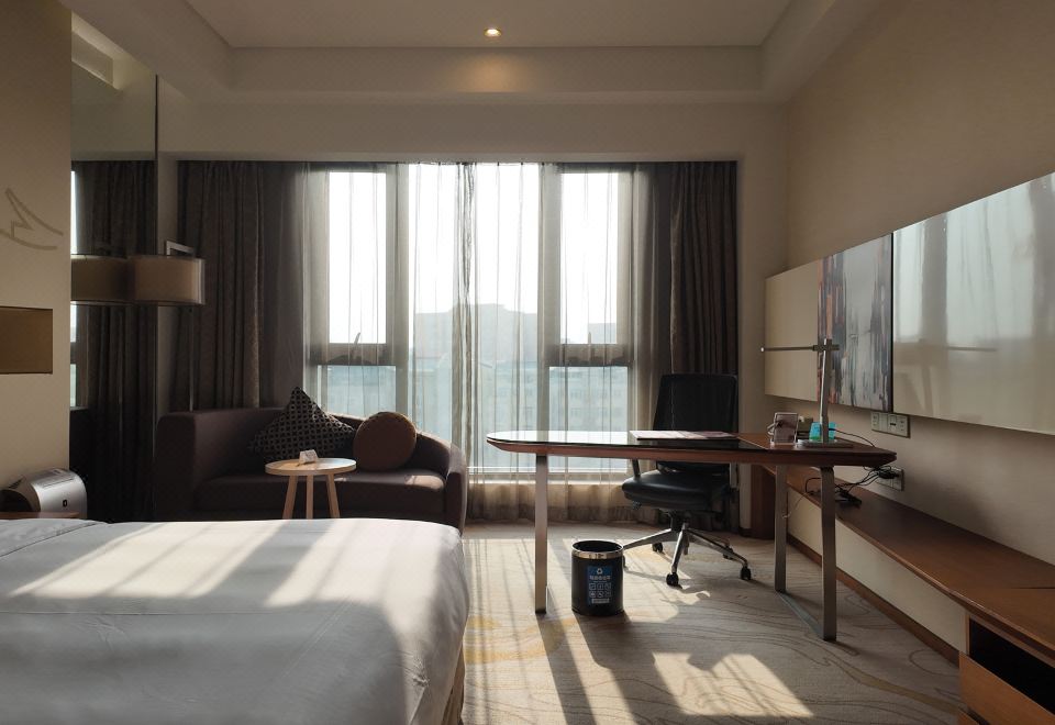 Holiday Inn Shanghai HongqiaoHoliday Deluxe Room (Double Bed)