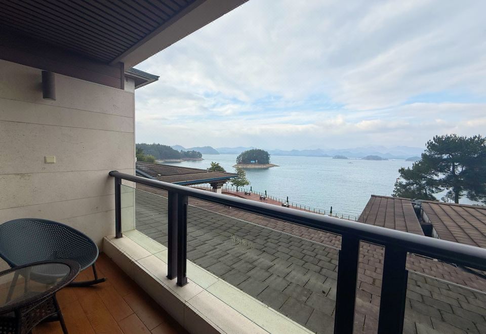 Narada Qiandao Lake ResortCentral Lake View Twin Room