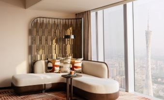 Four Seasons Hotel Guangzhou - Housity