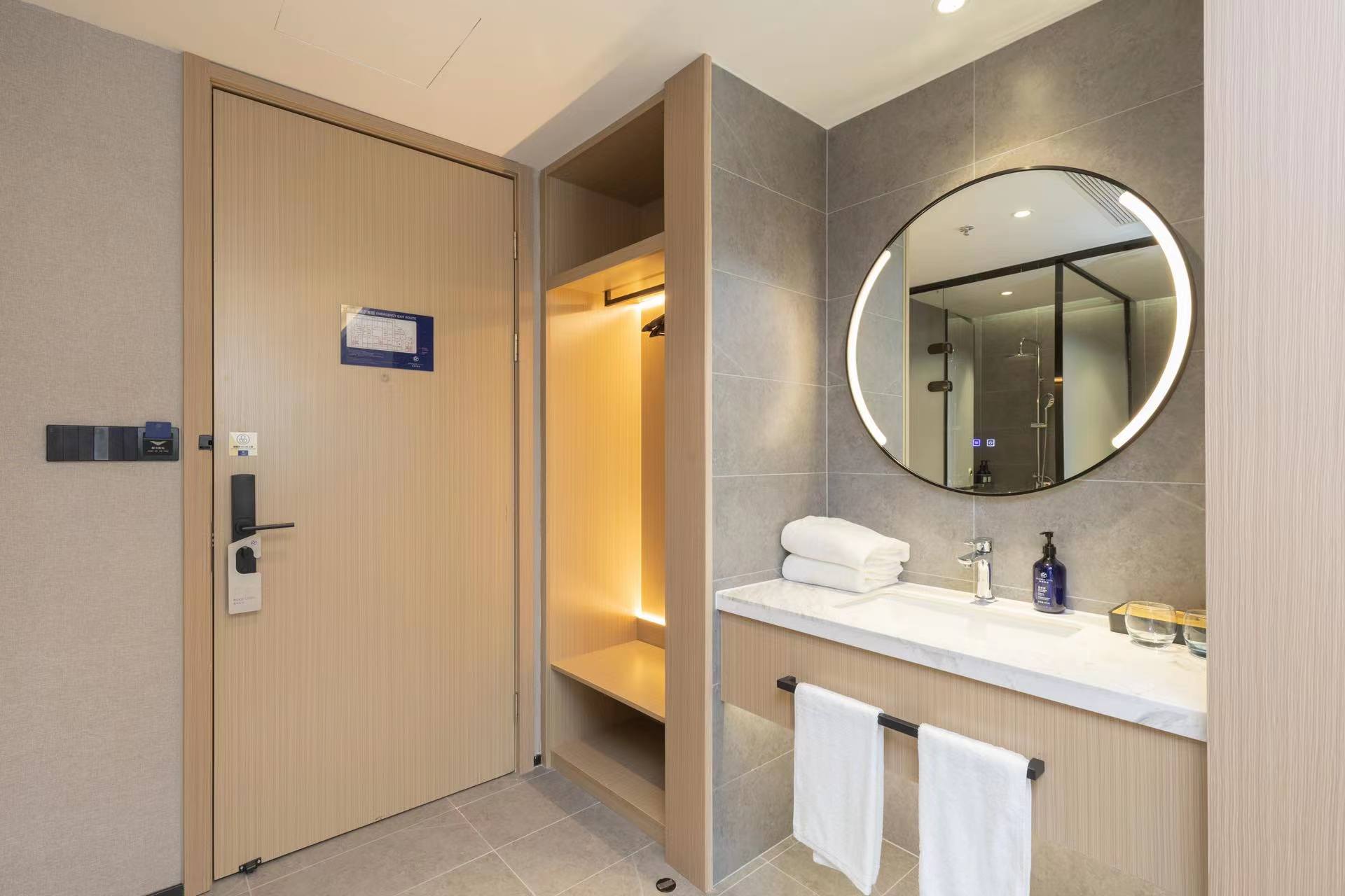 家庭房（可投屏55寸电视+喜临门床垫+自助洗衣）