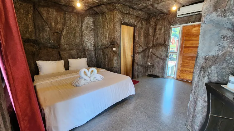 ห้องถ้ำพร้อมชั้นดาดฟ้า