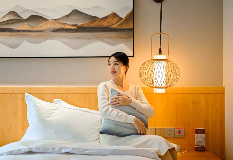 HongYa Minjiang Donghu Wawu Mountain Hot Spring Resort HotelDeluxe Standard Room