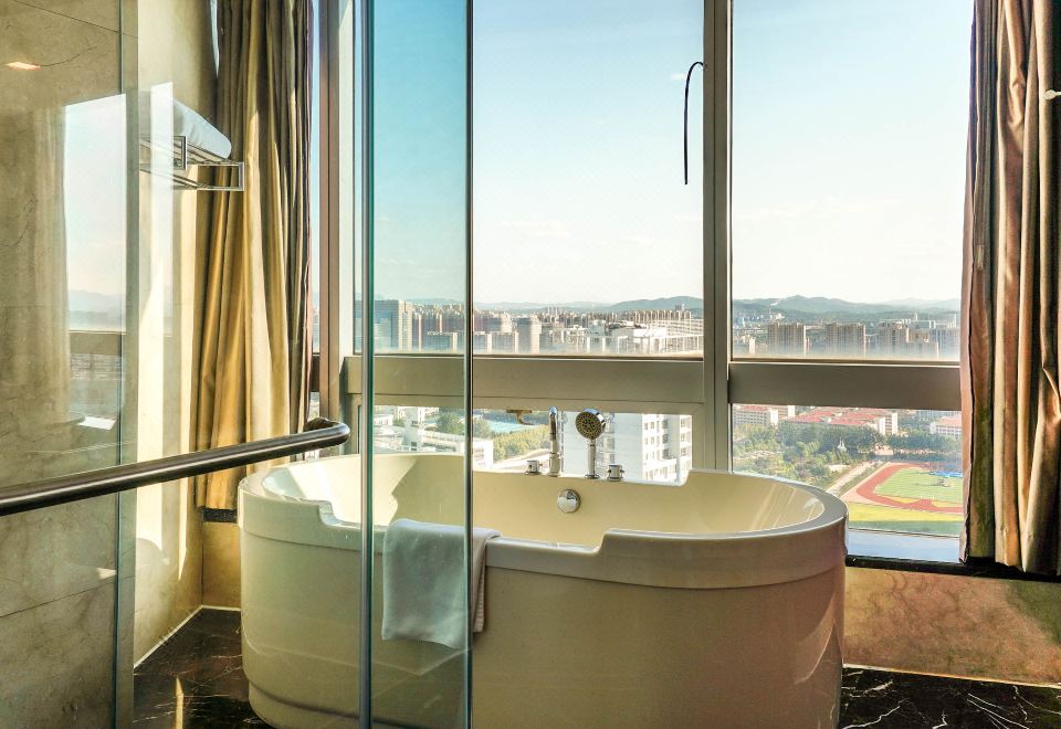 Crowne Plaza Yantai Sea View1 King Premium Lounge Access