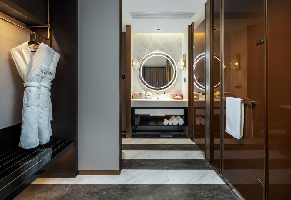 Smart Queen Room