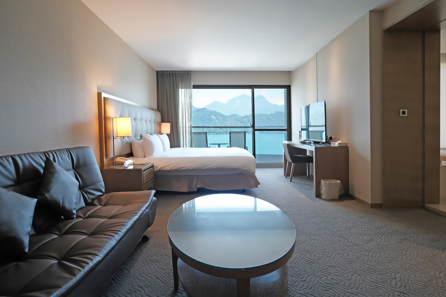 Hotel Del Lago沐滨套房