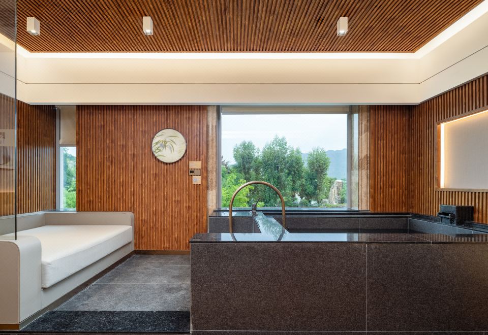 泡池湖景家庭房