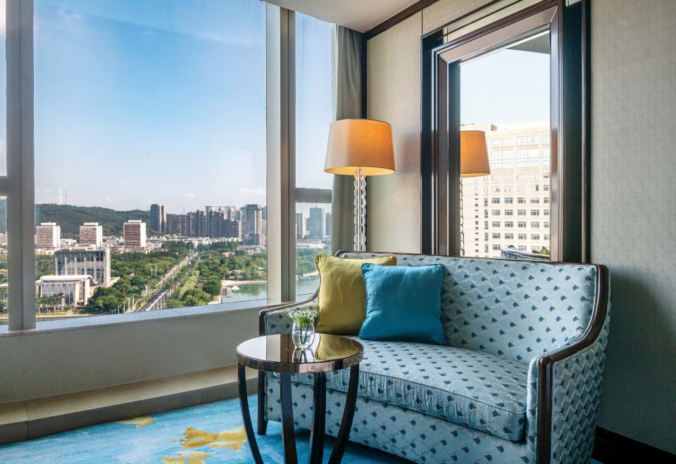 尊贵湖景大床房