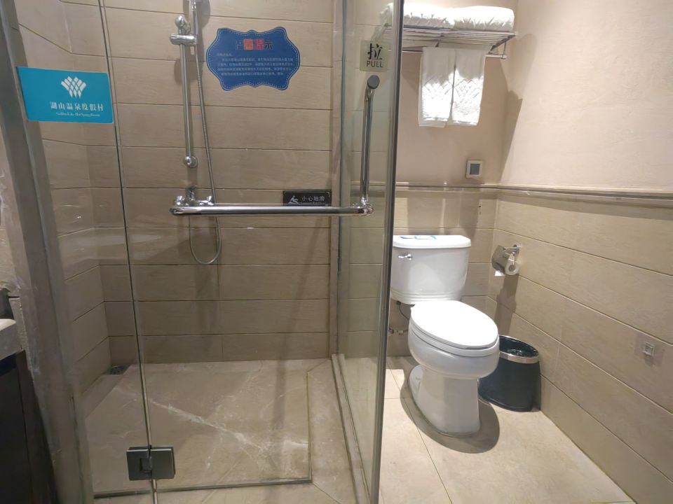 Baodun Lake Hushan Hot Spring ResortSingle-Family Villa Bicui 3-Bedroom 4-Bed Hydrophilic Family Hot Spring Villa (KTV)