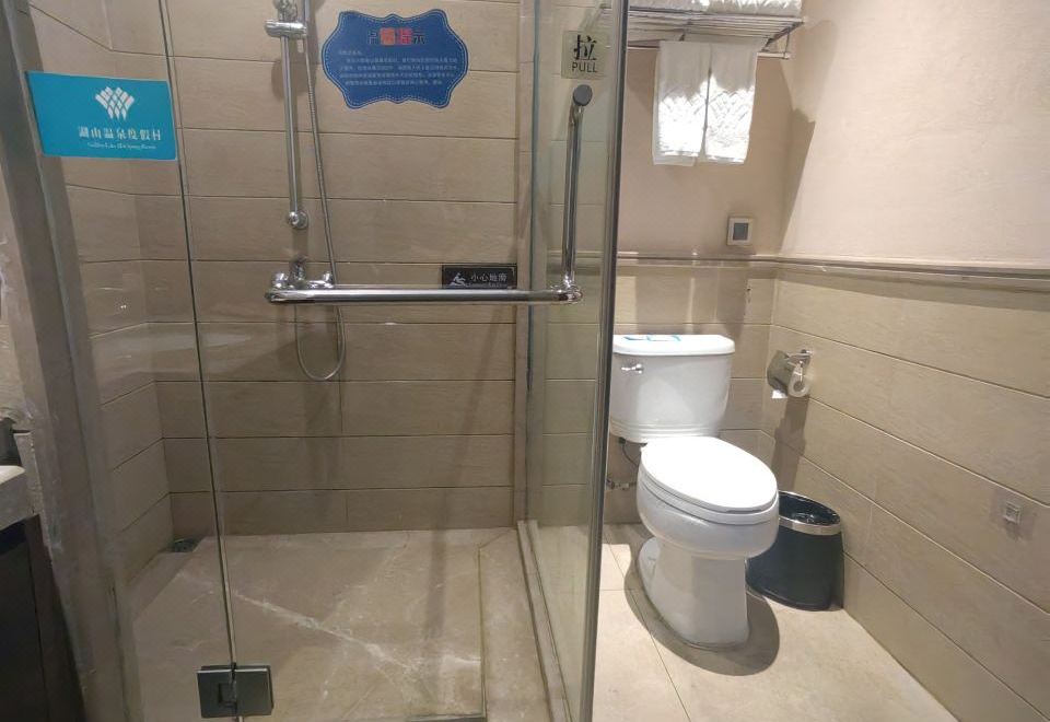 Baodun Lake Hushan Hot Spring ResortSingle-Family Villa Bicui 3-Bedroom 4-Bed Hydrophilic Family Hot Spring Villa (KTV)