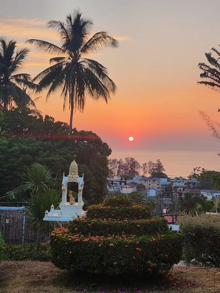 2 ห้องนอนและห้องนั่งเล่นขนาดใหญ่พร้อมระเบียงและวิวทะเลและพระอาทิตย์ตก