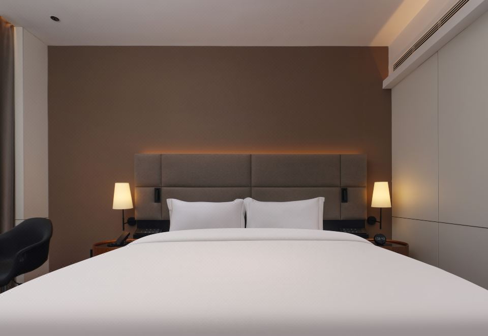 Premier Suite - City-View (Double Bed) (Air Conditioner)