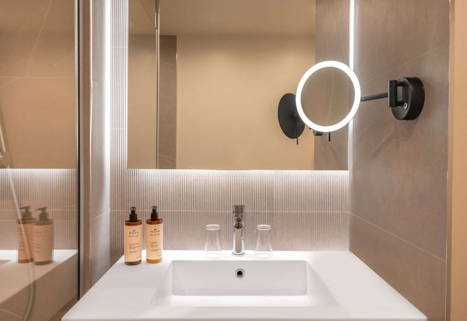 Mercure Paris Boulogne Pont de Saint CloudClassic Room With Twin Beds