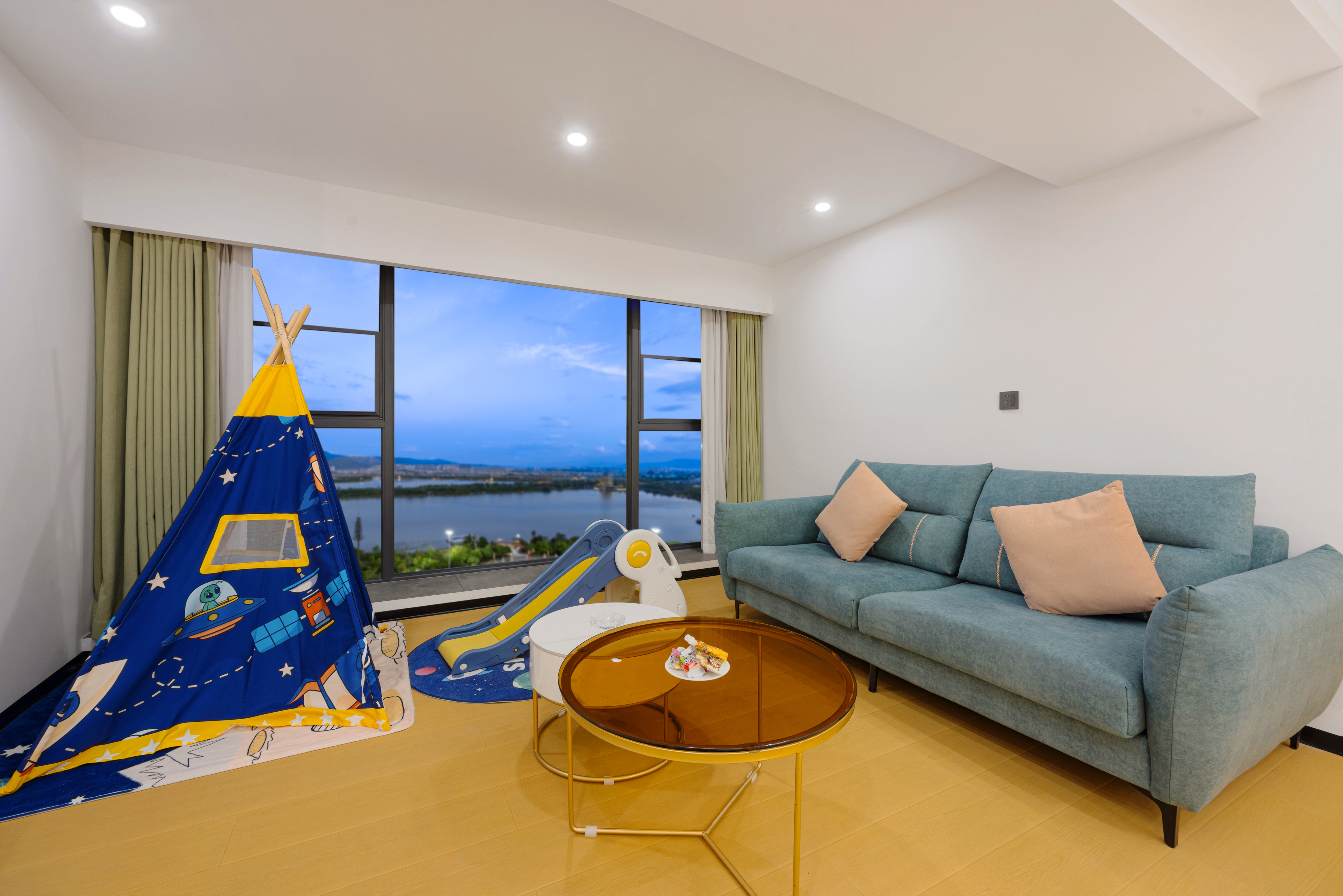 家庭亲子房（梦幻童趣主题大空间+定制静眠床品+小冰箱+智能马桶）