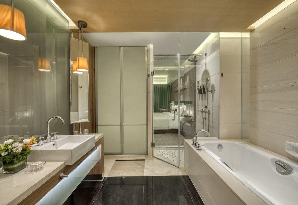 Royal Garden Hotel DongguanExecutive Montain-view Queen  Room(with balcony)