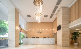 The lobby of this hotel is clean and modern, featuring a large chandelier above the reception desk at Shanshui Trends Hotel (Shenzhen Huaqiangbei)