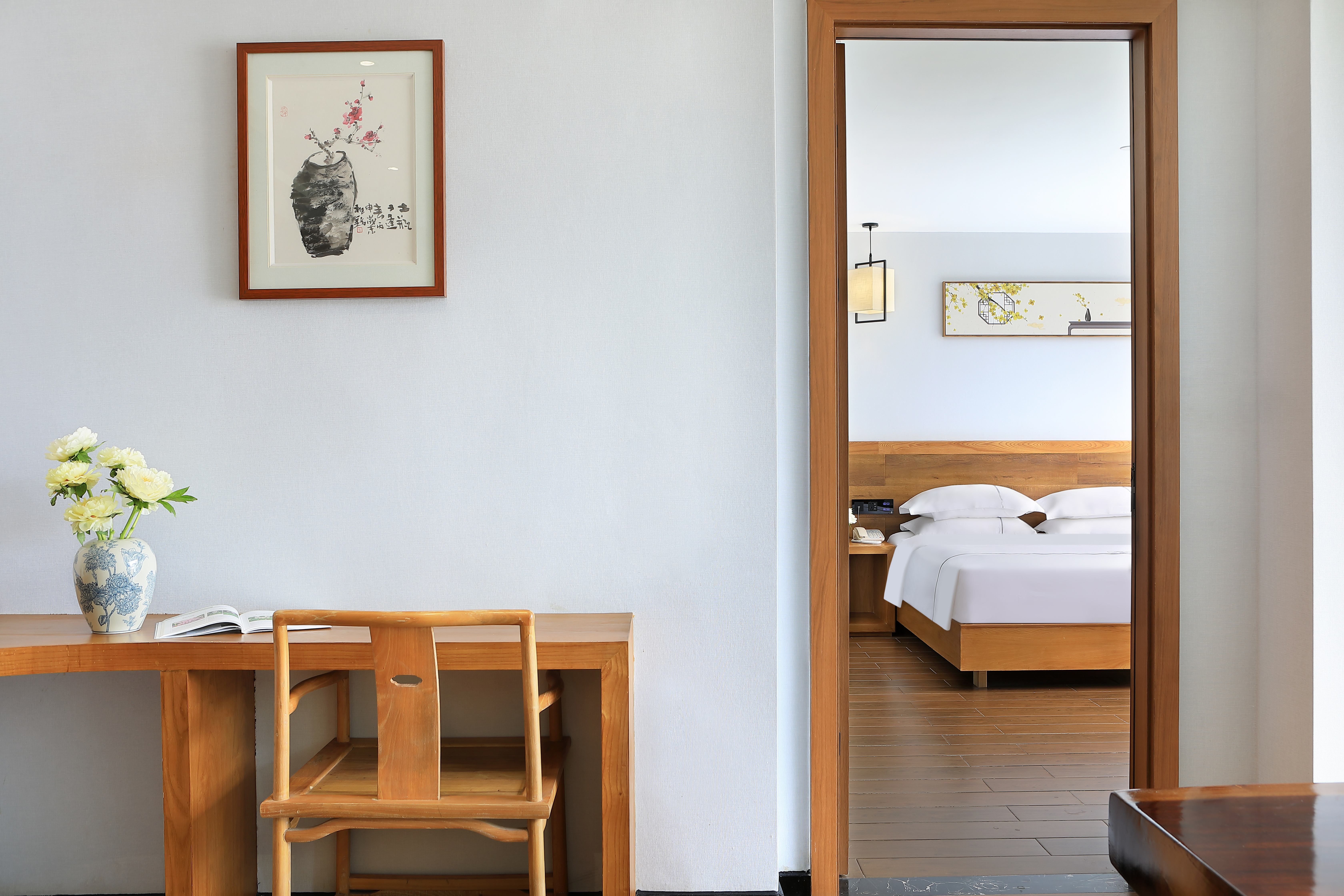 浴缸山景套房+俯瞰园林+minibar+小冰箱+舒适浴袍