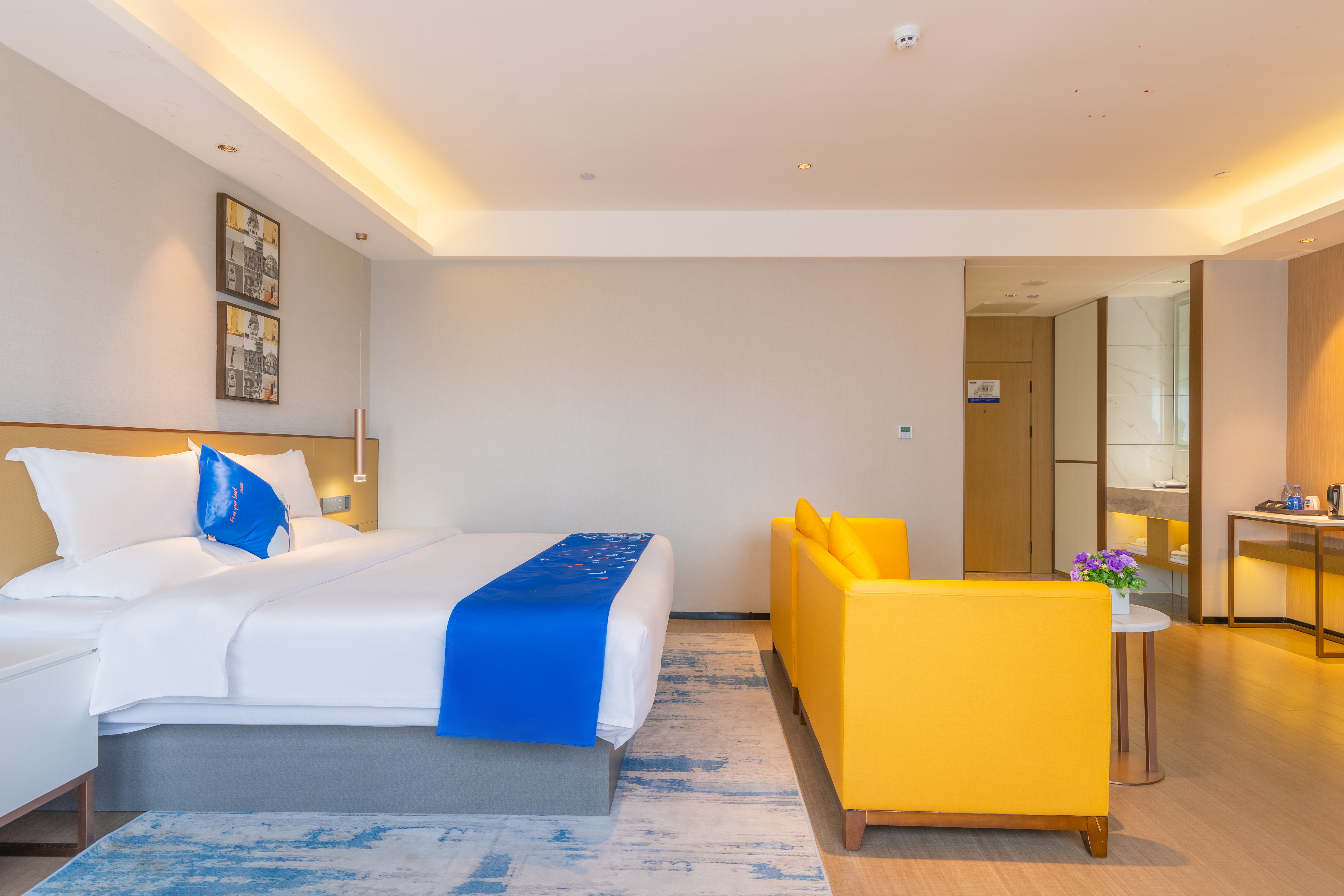 超级大床房（电视投屏+办公桌椅+婚房布置）