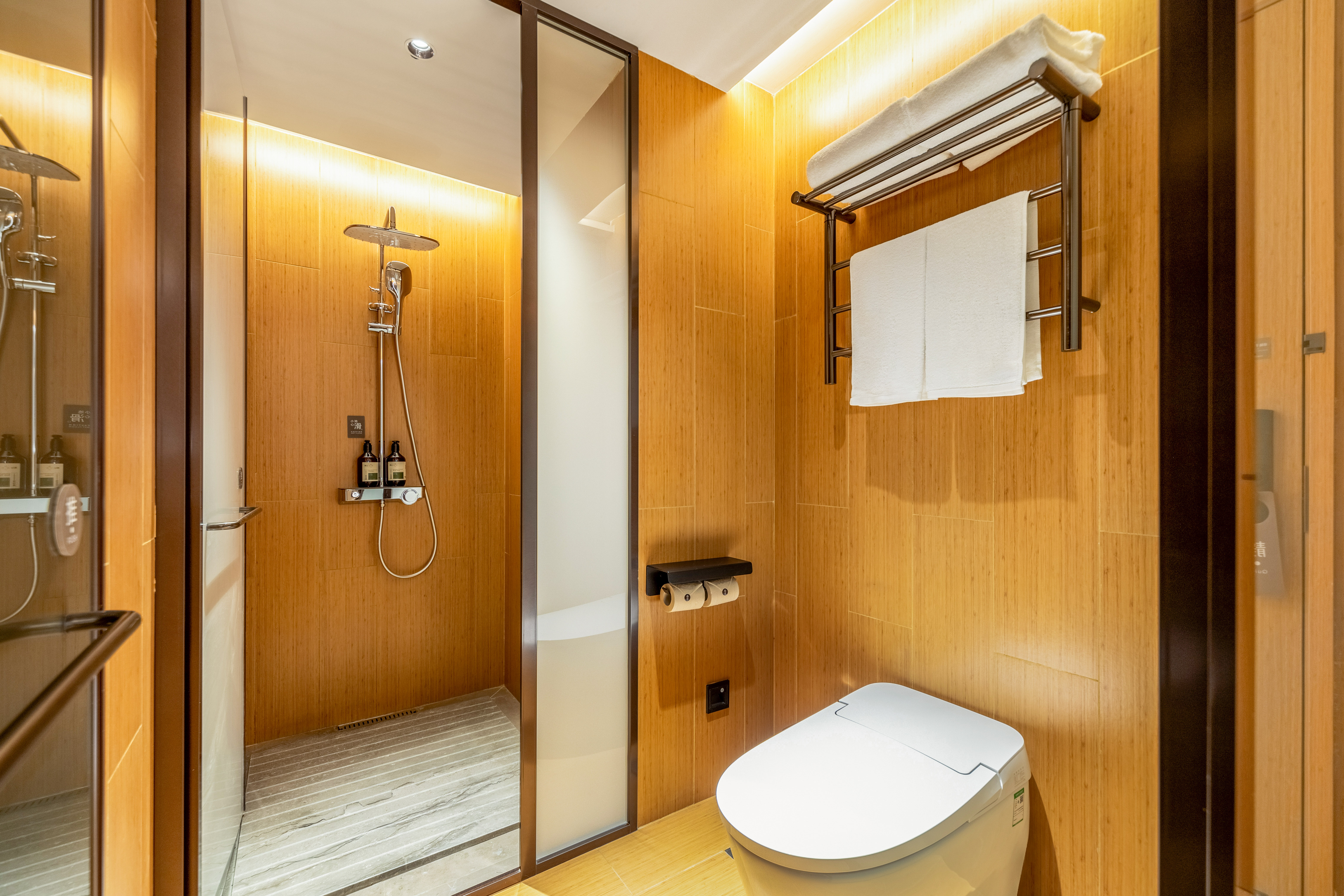 高级大床房（加湿器+65寸投屏电视+小冰箱+深睡枕）