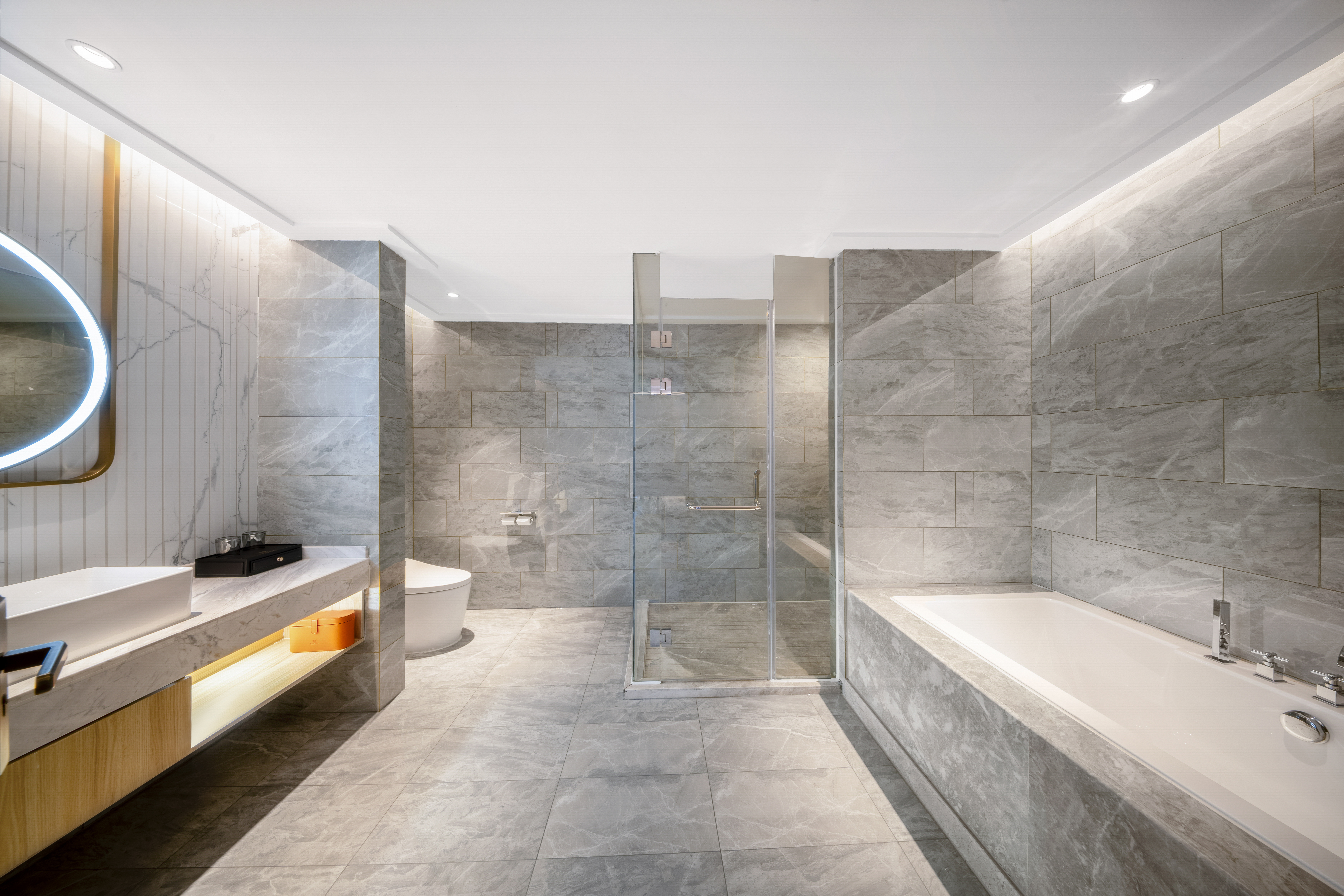 棋牌大床套房【5.0舒睡床垫+全景落地窗+智能马桶】