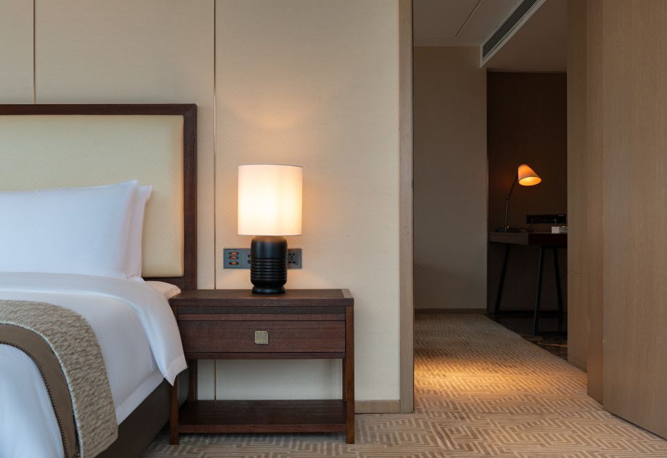 240°壮美风光套房丨会客厅+全景落地窗+观山水景观浴缸