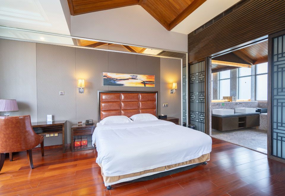 别墅湖景大床房