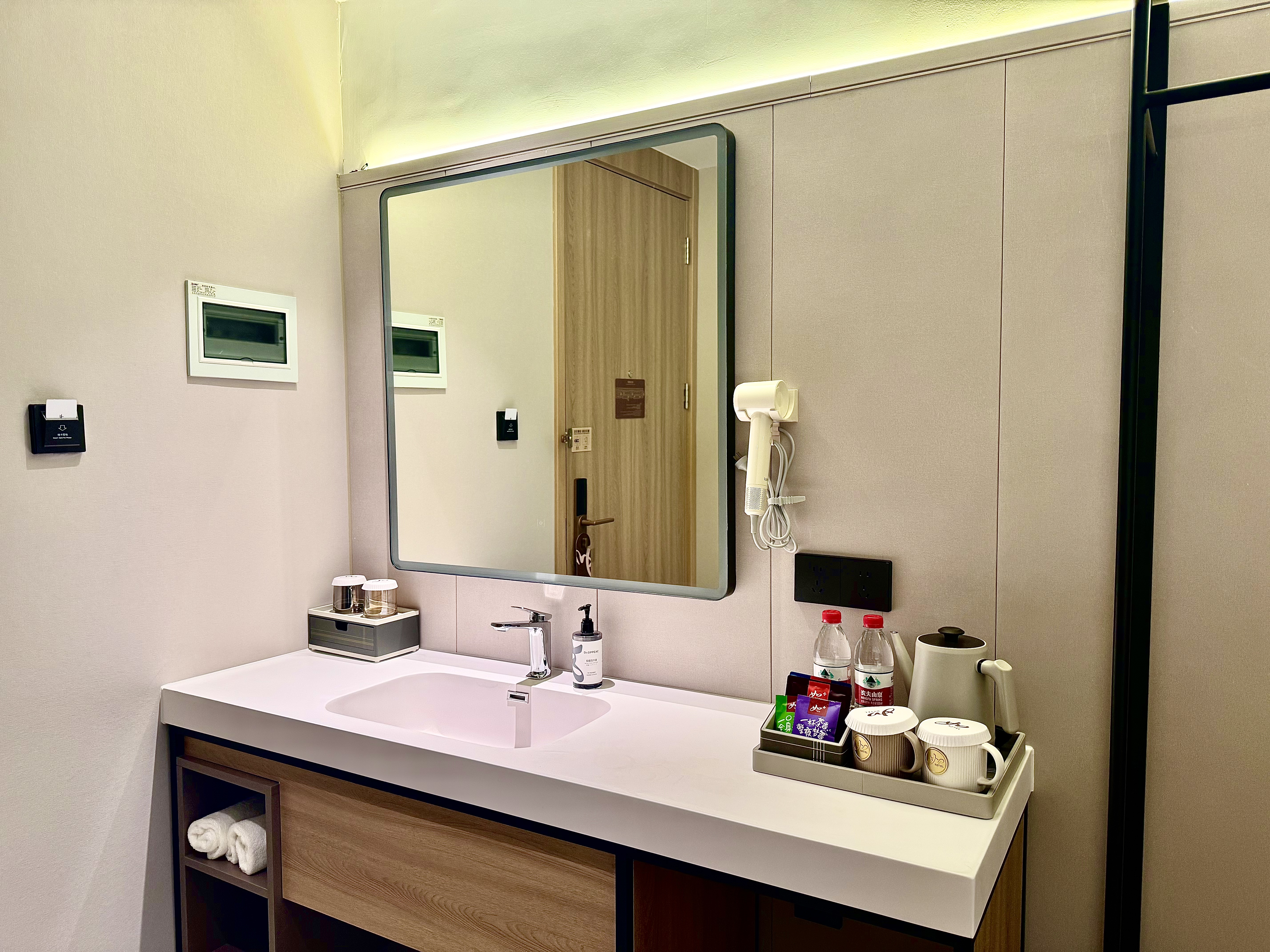 家庭房（智能客控+手机投屏+徕芬吹风机）