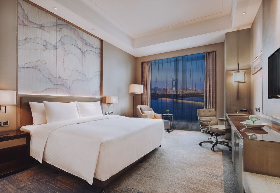 豪華大床房-大浴缸-金可兒床墊-熱帶雨林花灑